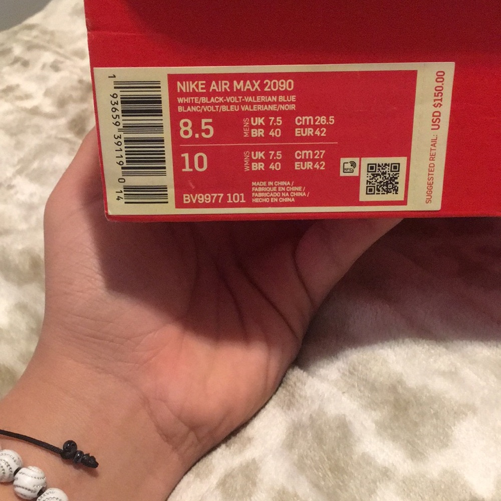 Never worn AirMax 2090 size 8.5 very comfy nice material - Picture 3 of 3
